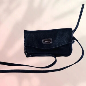 -Nine West tunnel fold over crossbody bag black